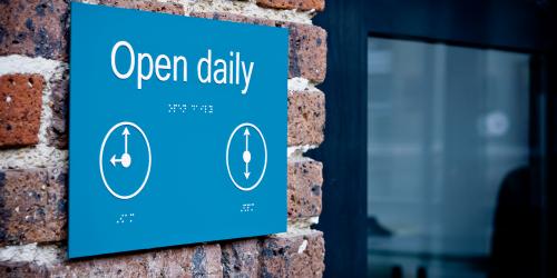 用Gravotac exterior做的ADA /盲文室外标牌