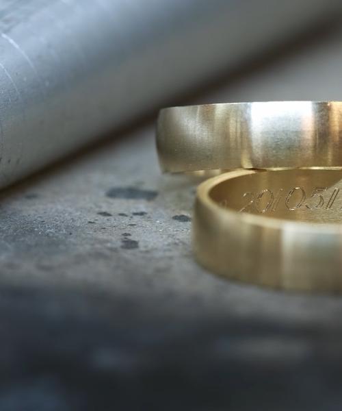 戒指内圈雕刻机刻在婚戒上的结婚日期