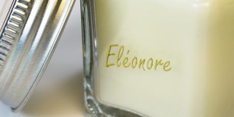 上过镀金蜡的玻璃烛杯